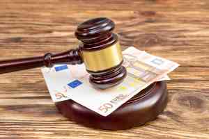 Richterhammer auf Geldscheinen
