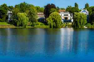 Immobilien entlang eines Flusses